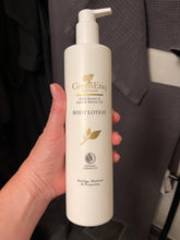 Indlæs billede til gallerivisning Body Lotion, Ny og endnu renere. Økologisk certificeret &amp; 100% Vegansk, with Abricot Oil &amp; Shea Butter m.m. - 500ml - Ny formulering, samme gode kvalitet og milde skønne duft💚
